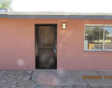 719 W 10th Street - Photo Thumbnail 2