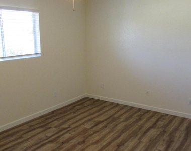 719 W 10th Street - Photo Thumbnail 18