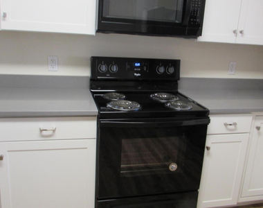 719 W 10th Street - Photo Thumbnail 12