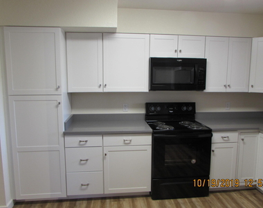 719 W 10th Street - Photo Thumbnail 13