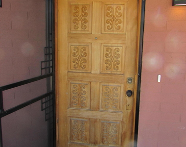 719 W 10th Street - Photo Thumbnail 3