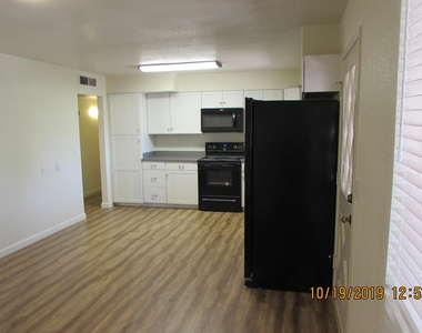 719 W 10th Street - Photo Thumbnail 9