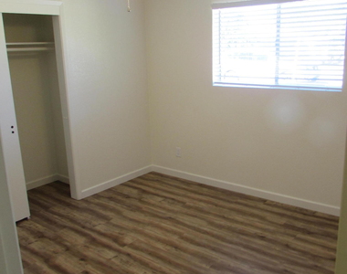 719 W 10th Street - Photo Thumbnail 16