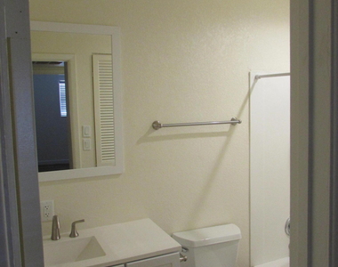 719 W 10th Street - Photo Thumbnail 21