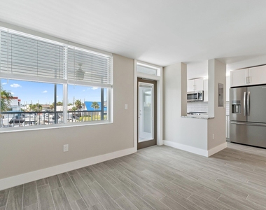 108 Paradise Harbour Boulevard - Photo Thumbnail 4