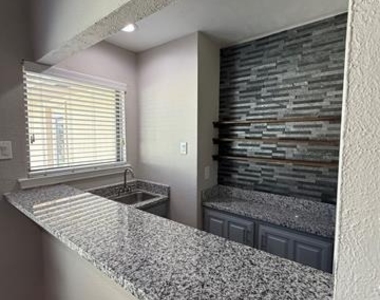 4545 Miami Drive - Photo Thumbnail 14