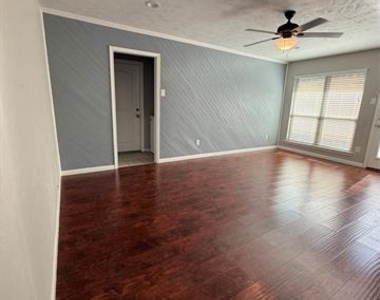 4545 Miami Drive - Photo Thumbnail 4