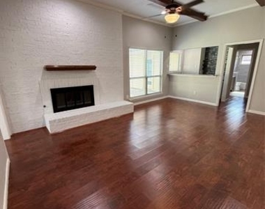 4545 Miami Drive - Photo Thumbnail 2