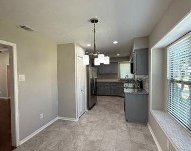 4545 Miami Drive - Photo Thumbnail 10