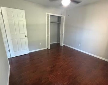 4545 Miami Drive - Photo Thumbnail 17