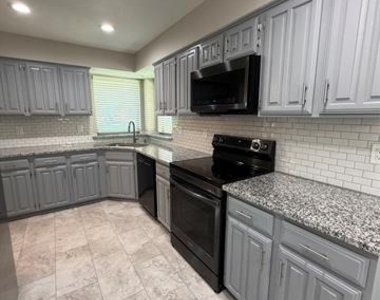 4545 Miami Drive - Photo Thumbnail 7