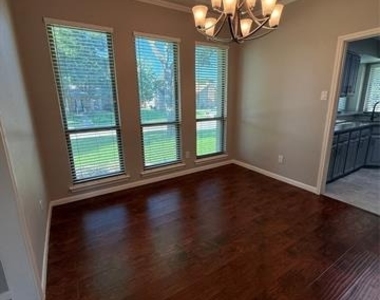 4545 Miami Drive - Photo Thumbnail 12