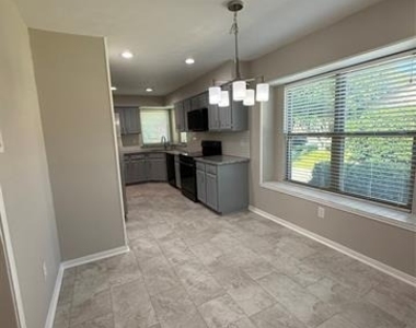 4545 Miami Drive - Photo Thumbnail 9