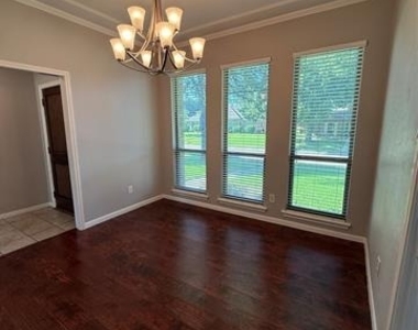 4545 Miami Drive - Photo Thumbnail 13