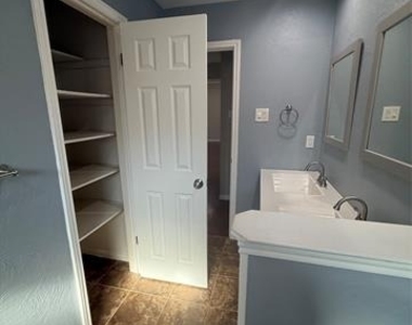 4545 Miami Drive - Photo Thumbnail 19