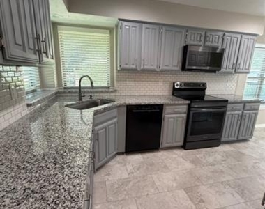 4545 Miami Drive - Photo Thumbnail 6