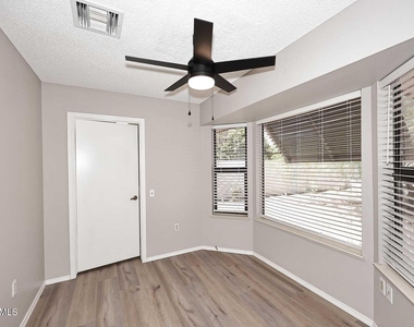 17218 N Desert Glen Drive - Photo Thumbnail 14