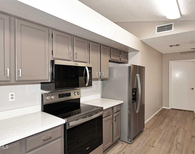 17218 N Desert Glen Drive - Photo Thumbnail 11