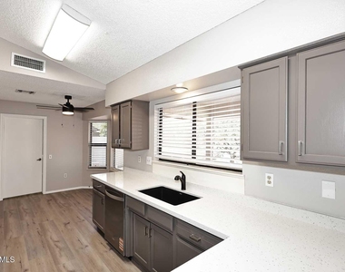17218 N Desert Glen Drive - Photo Thumbnail 12