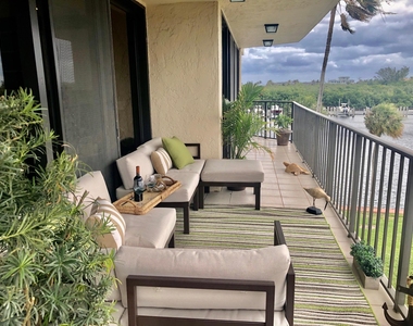 899 Jeffery Street - Photo Thumbnail 5