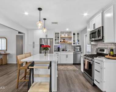 1022 W 13th Street - Photo Thumbnail 9