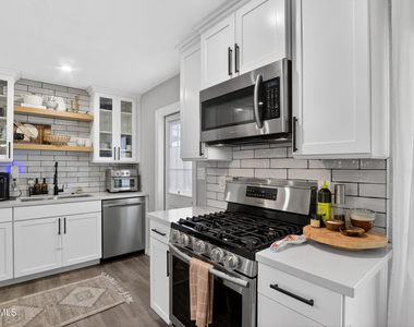1022 W 13th Street - Photo Thumbnail 7