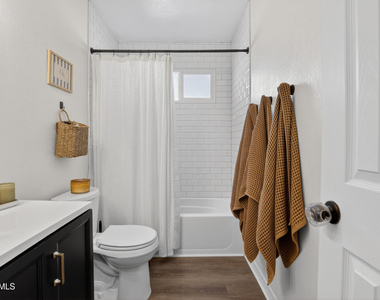 1022 W 13th Street - Photo Thumbnail 24