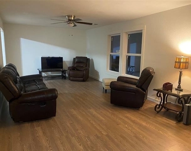 1482 Burger Street - Photo Thumbnail 4