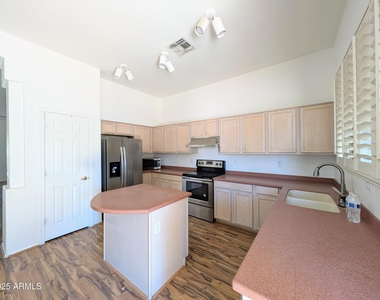 5959 W Kimberly Way - Photo Thumbnail 14