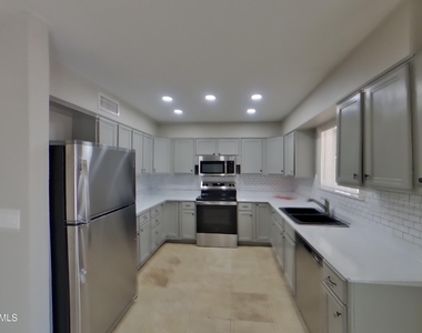 6237 W Marconi Avenue - Photo Thumbnail 4