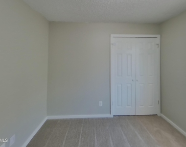 6237 W Marconi Avenue - Photo Thumbnail 11