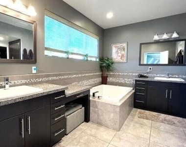 4412 N 27th Way - Photo Thumbnail 3