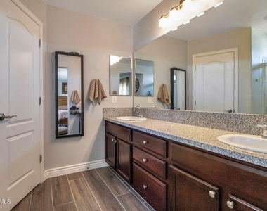 17648 W Lisbon Lane - Photo Thumbnail 10
