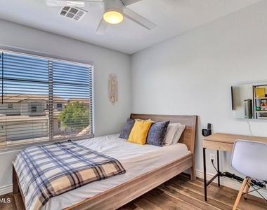 17648 W Lisbon Lane - Photo Thumbnail 13