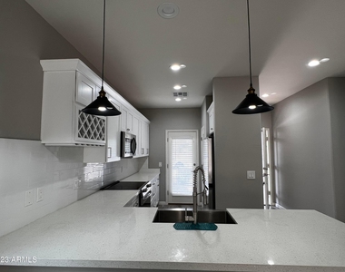 8017 S 6th Drive - Photo Thumbnail 6