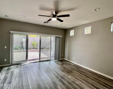 8017 S 6th Drive - Photo Thumbnail 4