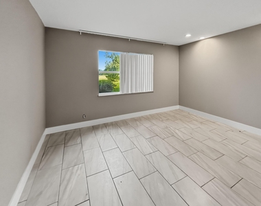 6301 N Falls Circle Drive - Photo Thumbnail 9
