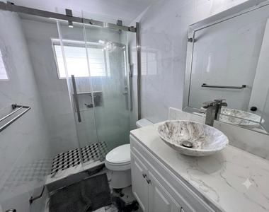 960 Crystal Lake Drive - Photo Thumbnail 4