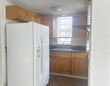 1126 N H Street - Photo Thumbnail 5