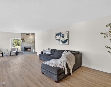 7220 E Mary Sharon Drive - Photo Thumbnail 6