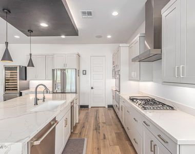 712 E Buist Avenue - Photo Thumbnail 15