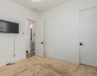 712 E Buist Avenue - Photo Thumbnail 32