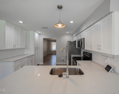 3715 E Sweetwater Avenue - Photo Thumbnail 7