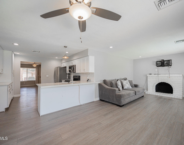 3715 E Sweetwater Avenue - Photo Thumbnail 5