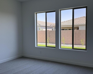 2921 E Mission Lane - Photo Thumbnail 12