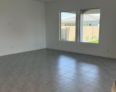 2921 E Mission Lane - Photo Thumbnail 6