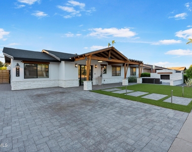8614 E Highland Avenue - Photo Thumbnail 5