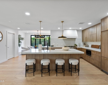 8614 E Highland Avenue - Photo Thumbnail 12