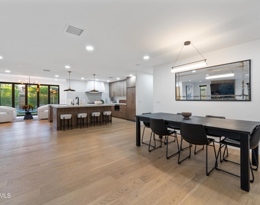 8614 E Highland Avenue - Photo Thumbnail 10