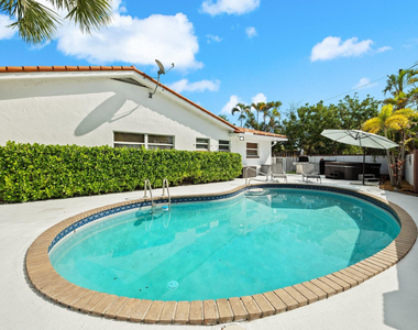 2200 Ne 36th Street - Photo Thumbnail 1
